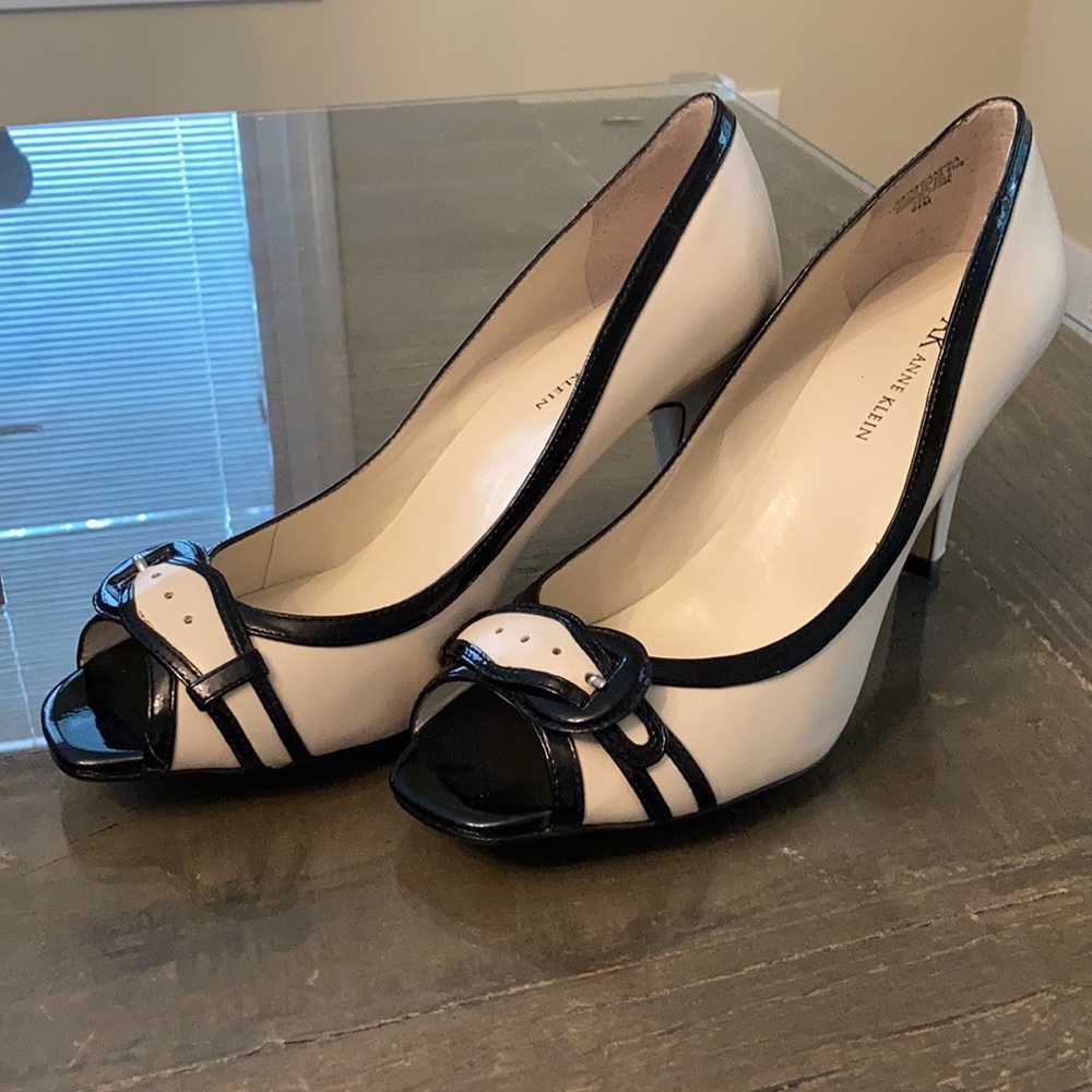 NWT Anne Klein Sandra Peep Toe Pump